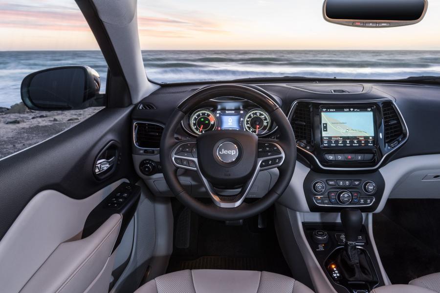 Торпедо Jeep Cherokee Overland (KL) 2018 года  (NA) (фото 32 из 33)